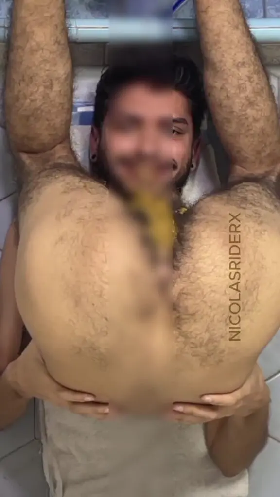 Cuando quieres comer mierda buscas desafiar hasta a la gravedad , un verdadero cerdo no necesita plato come directamente del culo a la boca!💥💩🐷 #GayScat #AssToMouth #Scat #Watersports #ATM que mejor lubricante que mi mierda, spoooiiiler destruccion TOTAL de twink peludo💥💩🐷